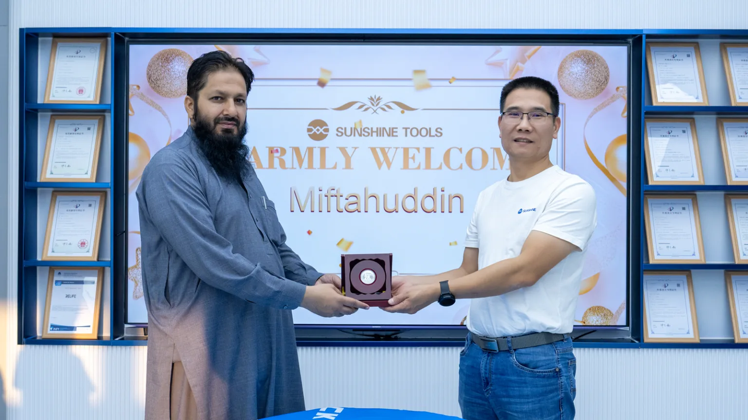 "Meeting with Sunshine: Leading Mobile Phone Repair Tools in China".